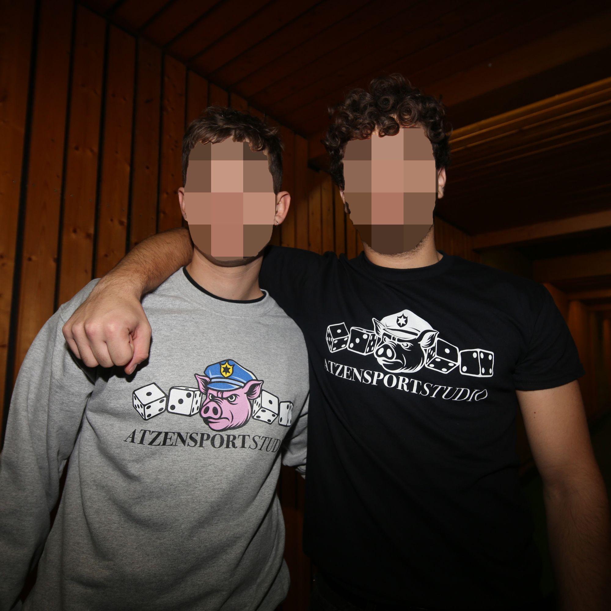 Schwarzes T-Shirt mit 1312 Würfeln und Schweinekopf